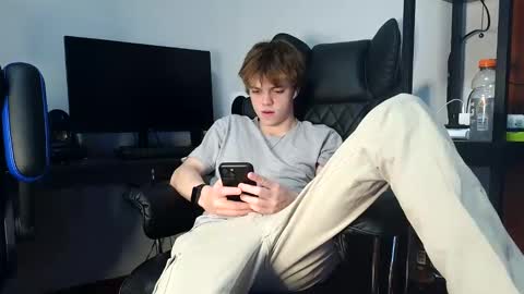 Snapshot of bobby72738 chatting on 11.23.25 bobby72738 online show from 11.23.25