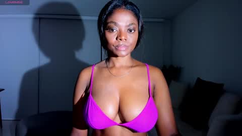 Snapshot of body_desire chatting on 09.18.25 danna online show from 09.18.25