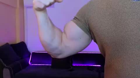 Snapshot of bodyouwant chatting on 03.07.25 bodyouwant online show from 03.07.25