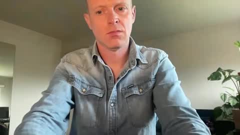 Snapshot of boegieboy76 chatting on 03.11.25 ask me online show from 03.11.25