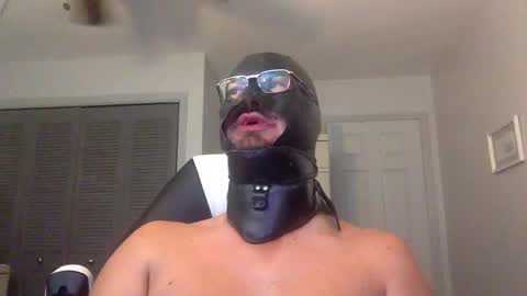 Snapshot of bondageguy12 chatting on 12.28.24 Bondage lover online show from 12.28.24