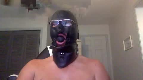 Snapshot of bondageguy12 chatting on 01.01.25 Bondage lover online show from 01.01.25