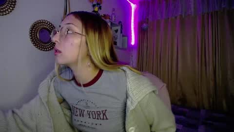 Soffy Brooks Independent model online show from 12.10.24