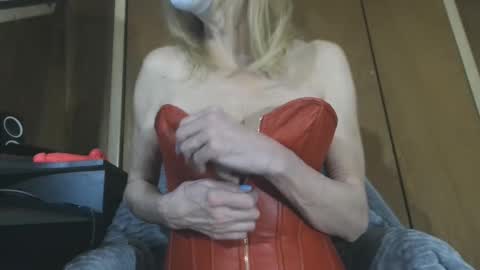 Snapshot of bored_housewife1985 chatting on 03.06.25 bored_housewife1985 online show from 03.06.25