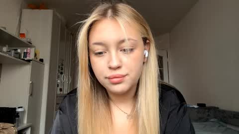 Snapshot of brendelle chatting on 04.06.26 Mia online show from 04.06.26