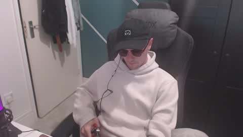 Snapshot of britishbigdick_ chatting on 10.02.25 britishbigdick_ online show from 10.02.25