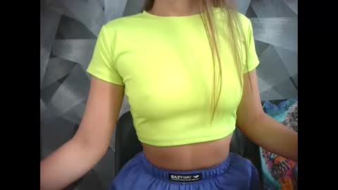 Snapshot of britneyxkittens chatting on 10.18.25 BritneyxKittens online show from 10.18.25