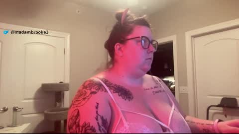 Snapshot of brookenicole3 chatting on 10.23.25 Madam Brooke online show from 10.23.25