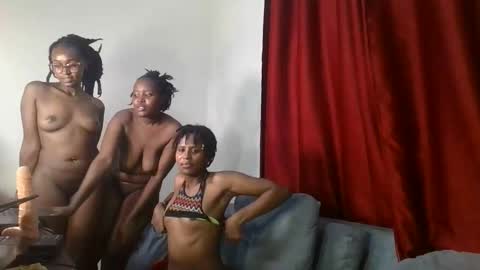 Snapshot of brunnette_blonde chatting on 03.26.26 everyday online show from 03.26.26