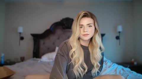 Snapshot of buitifulblonde chatting on 05.18.26 buitifulblonde online show from 05.18.26