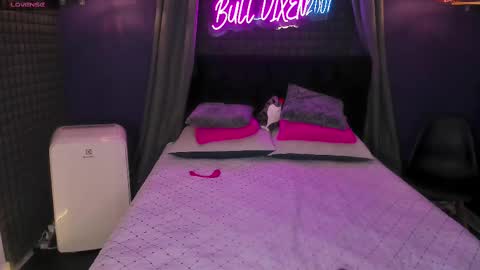Snapshot of bull_vixen2001 chatting on 09.18.25 Bunny and The Rock online show from 09.18.25