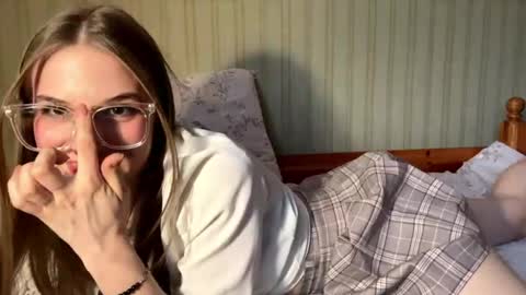 Snapshot of bumblebliss chatting on 04.27.26 Mary online show from 04.27.26