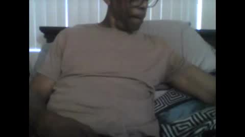 Snapshot of busturgutzgd11 chatting on 12.25.24 Busturgutzgd1 online show from 12.25.24