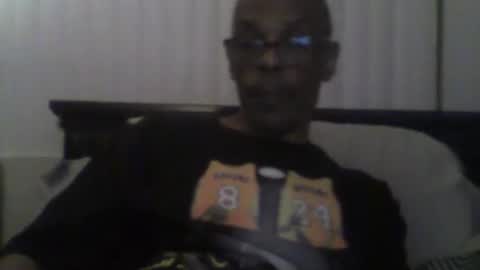 Snapshot of busturgutzgd11 chatting on 12.30.24 Busturgutzgd1 online show from 12.30.24