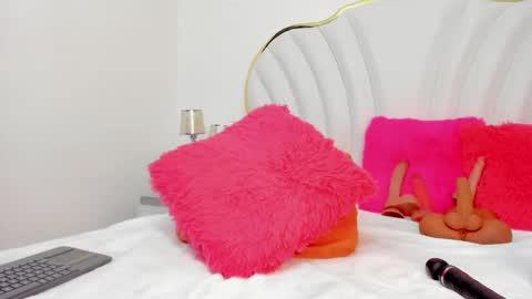 Snapshot of cahitlinbel chatting on 02.28.25 Cahitlin online show from 02.28.25