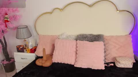 Snapshot of cahitlinbel chatting on 12.23.25 Cahitlin online show from 12.23.25