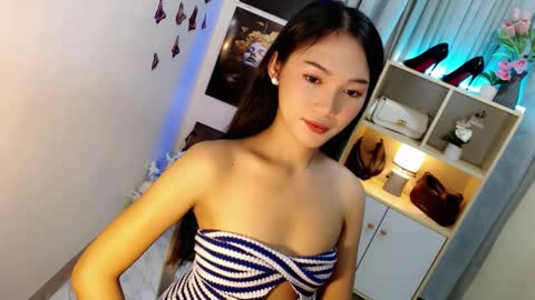 Snapshot of caitlin_x chatting on 11.28.25 caitlin online show from 11.28.25