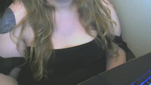 Snapshot of calcavorix chatting on 06.11.26 Calie online show from 06.11.26