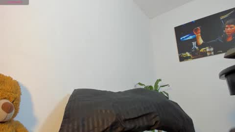 Snapshot of cam11_07 chatting on 12.14.25 luxxx online show from 12.14.25