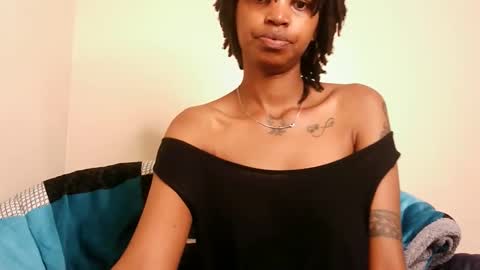 Snapshot of cam_she99 chatting on 04.27.26 sunflower mommy online show from 04.27.26