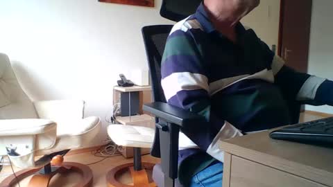 Snapshot of camcologne chatting on 10.14.25 camcologne online show from 10.14.25