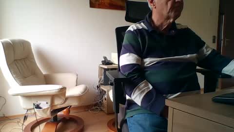 Snapshot of camcologne chatting on 10.15.25 camcologne online show from 10.15.25