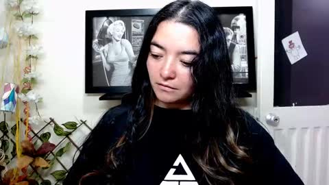 Snapshot of cameliasaenz chatting on 02.10.25 camelia online show from 02.10.25