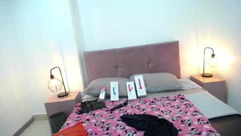 Snapshot of camiilareyes chatting on 02.20.25 CamiilaReyes online show from 02.20.25