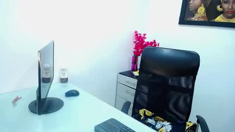 Snapshot of camiilareyes chatting on 10.10.25 CamiilaReyes online show from 10.10.25