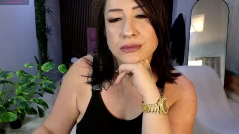 Snapshot of camil_milfdream chatting on 03.25.26 Camil online show from 03.25.26