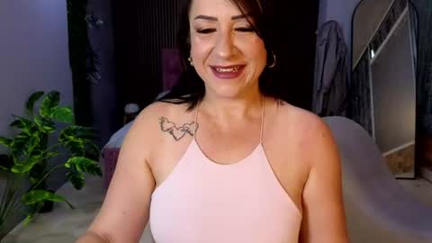 Snapshot of camil_milfdream chatting on 06.18.26 Camil online show from 06.18.26