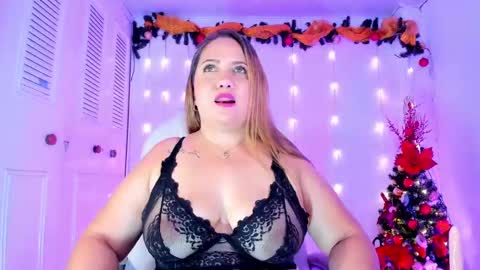 Snapshot of camilaa_foxxx chatting on 12.01.24 camilaa foxxx online show from 12.01.24