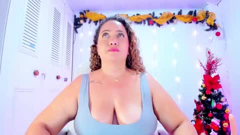 Snapshot of camilaa_foxxx chatting on 12.08.24 camilaa foxxx online show from 12.08.24