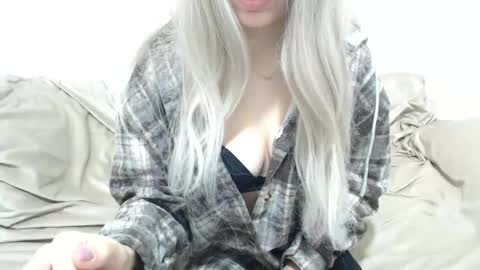 Snapshot of camillebunny chatting on 01.13.26 CamilleBunny online show from 01.13.26