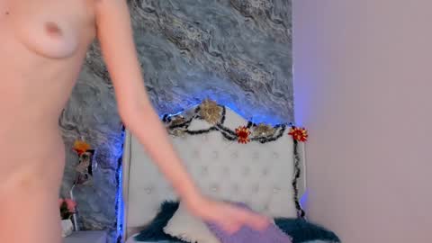 Snapshot of camillen_pettid chatting on 01.05.25 C A M I L L E N Help me get to the top online show from 01.05.25