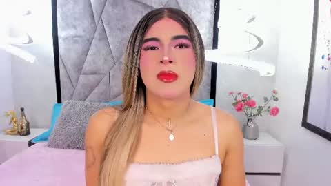 Snapshot of camirauxx chatting on 06.15.26 camirauxx online show from 06.15.26