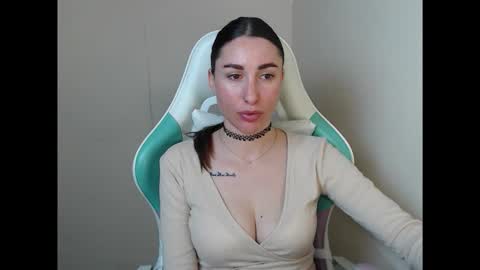 Snapshot of cammila_horn chatting on 04.23.26 cammila horn online show from 04.23.26