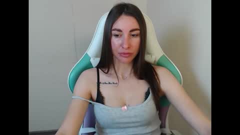 Snapshot of cammila_horn chatting on 04.24.26 cammila horn online show from 04.24.26