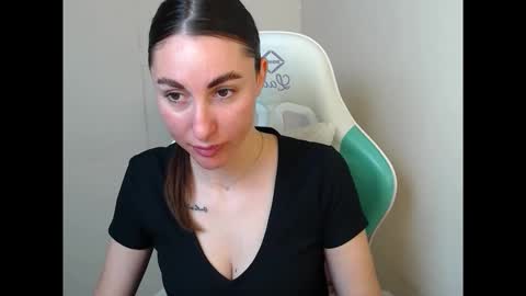 Snapshot of cammila_horn chatting on 04.25.26 cammila horn online show from 04.25.26