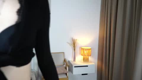 Snapshot of candelariaberenger chatting on 10.19.25 Ariana online show from 10.19.25