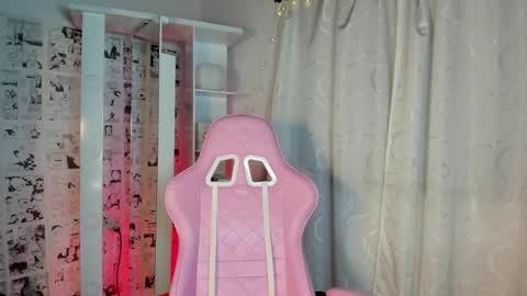 Snapshot of candy_hes chatting on 12.11.24 Nickol online show from 12.11.24