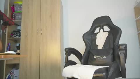 Snapshot of candy_hes chatting on 04.19.26 Nickol online show from 04.19.26