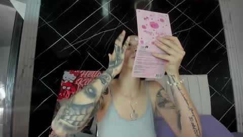 Snapshot of candy_leila3 chatting on 11.19.25 Leila online show from 11.19.25