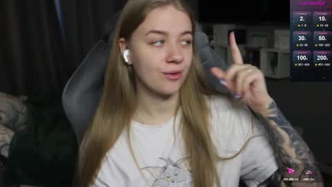 Snapshot of candy_meggie chatting on 12.06.24 Megan online show from 12.06.24