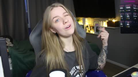 Snapshot of candy_meggie chatting on 12.17.24 Megan online show from 12.17.24