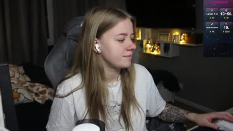 Snapshot of candy_meggie chatting on 01.02.25 Megan online show from 01.02.25