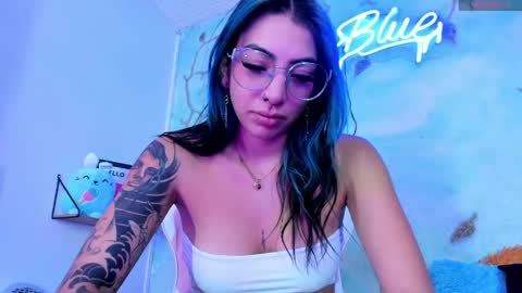 Snapshot of candyrisex chatting on 05.25.26 candyrisex online show from 05.25.26
