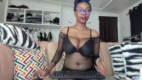 Snapshot of canela_kisses chatting on 02.11.25 Canela online show from 02.11.25