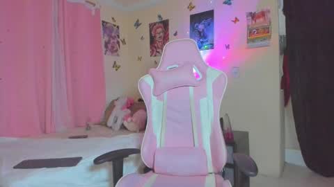 Snapshot of canela_vae chatting on 02.15.25 Canela online show from 02.15.25