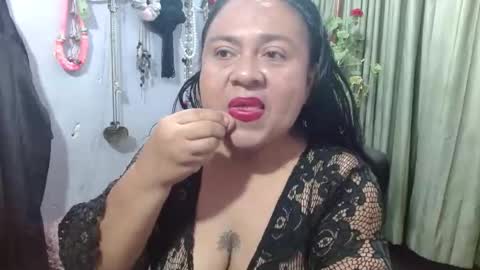 Snapshot of canelacollins chatting on 12.15.25 CanelaCollins online show from 12.15.25